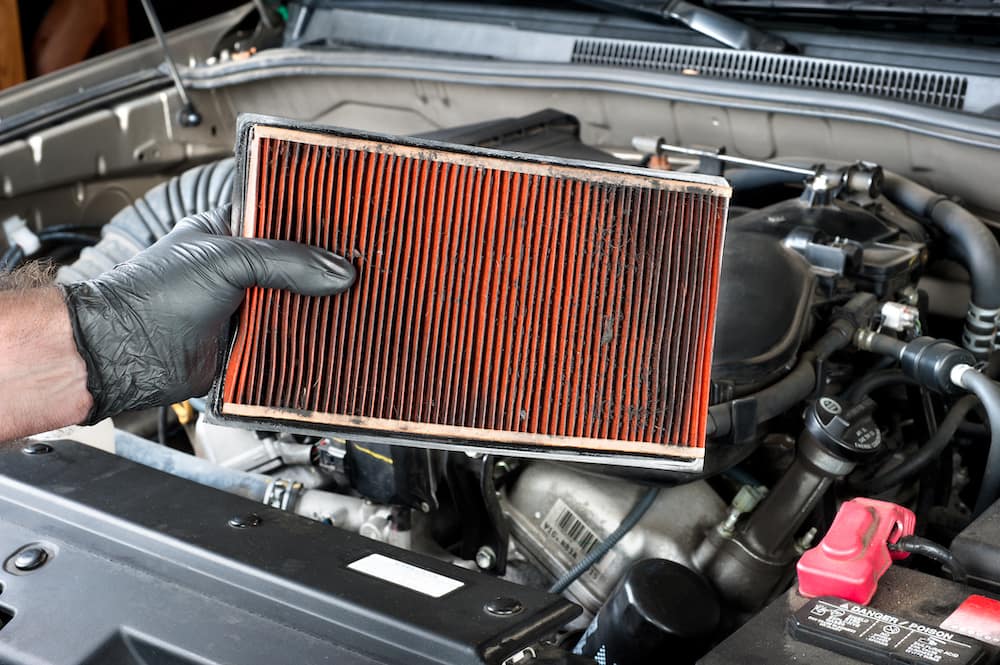 تعویض فیلتر هوای موتور engine air filter